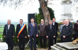depuneri-coroane-monument-ostasi sovietici-aiud-2015